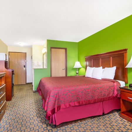 Days Inn & Suites By Wyndham Wichita Ngoại thất bức ảnh