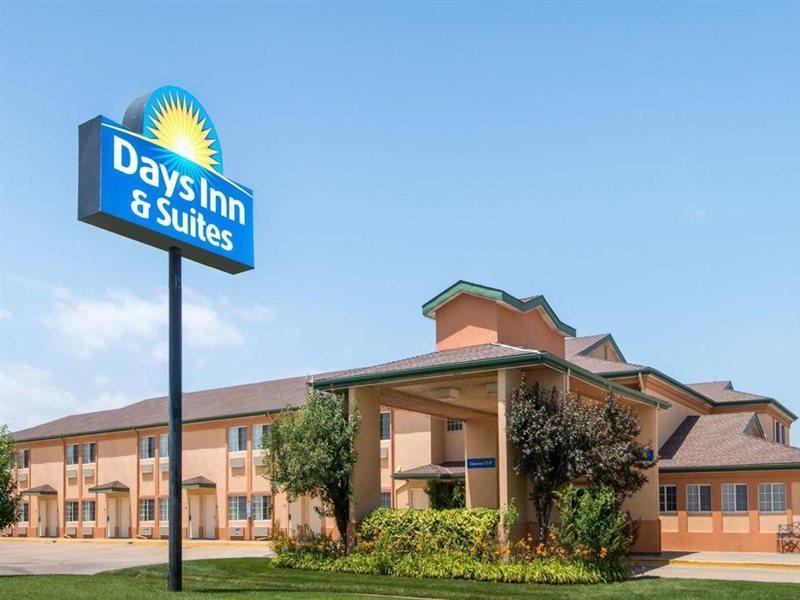 Days Inn & Suites By Wyndham Wichita Ngoại thất bức ảnh