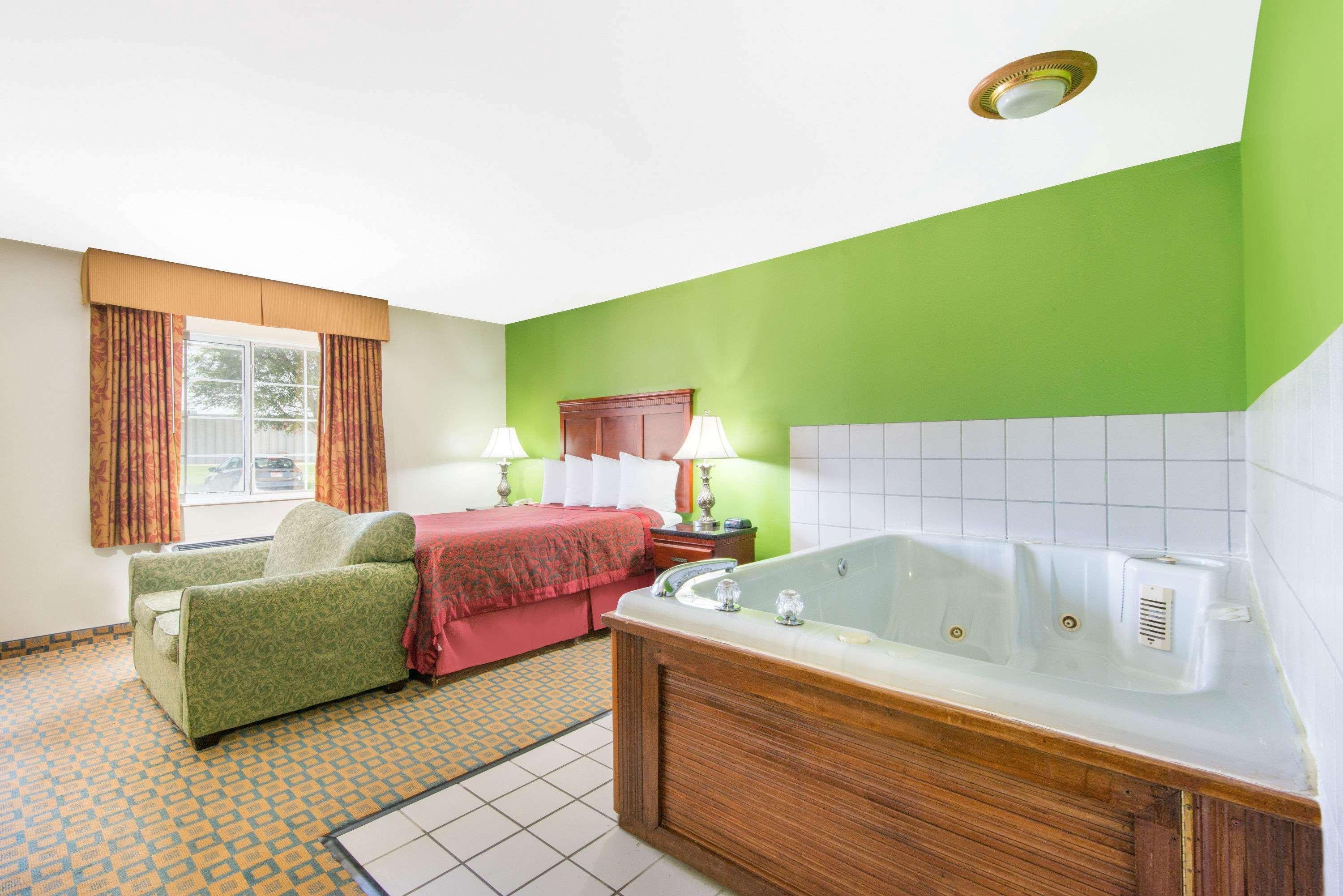 Days Inn & Suites By Wyndham Wichita Ngoại thất bức ảnh