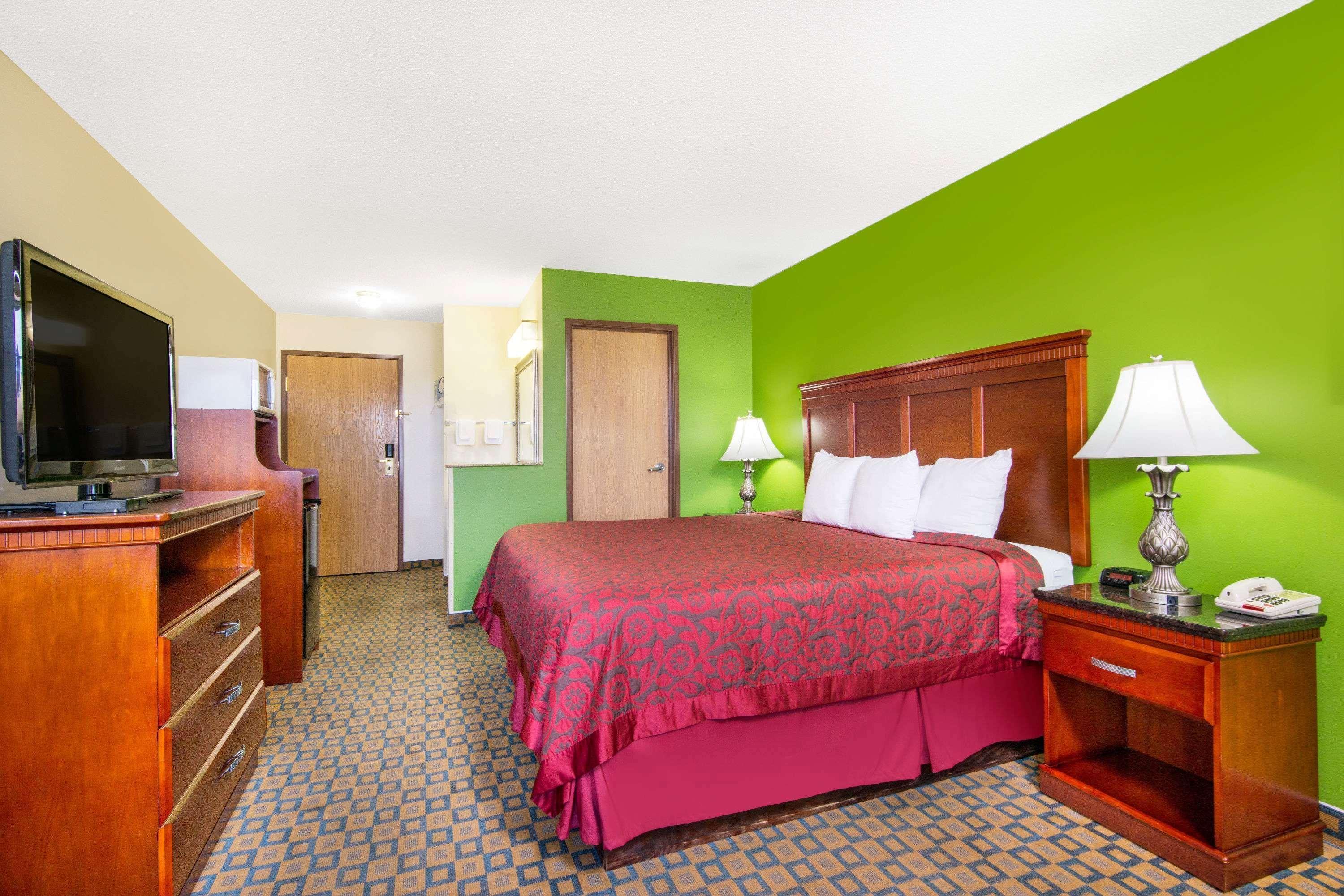 Days Inn & Suites By Wyndham Wichita Ngoại thất bức ảnh