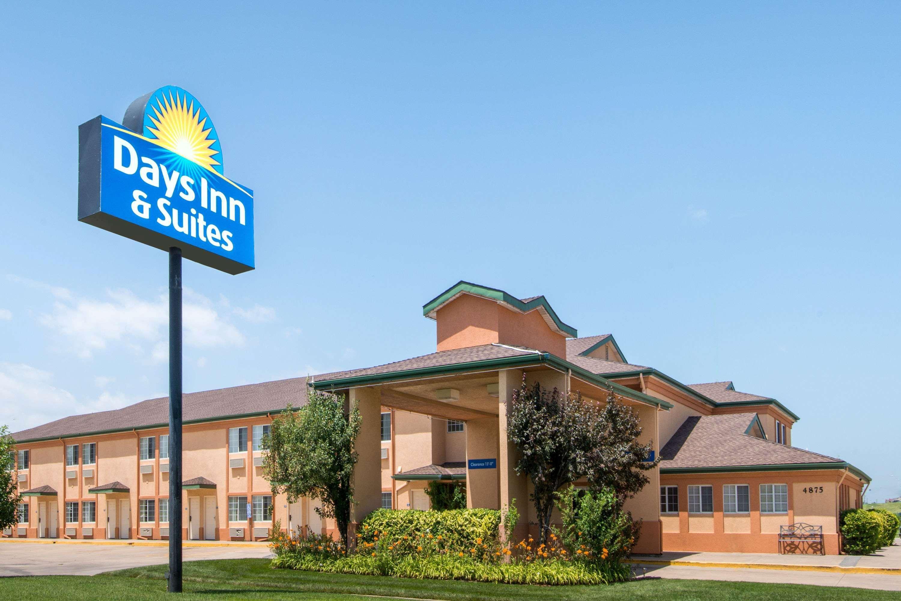 Days Inn & Suites By Wyndham Wichita Ngoại thất bức ảnh