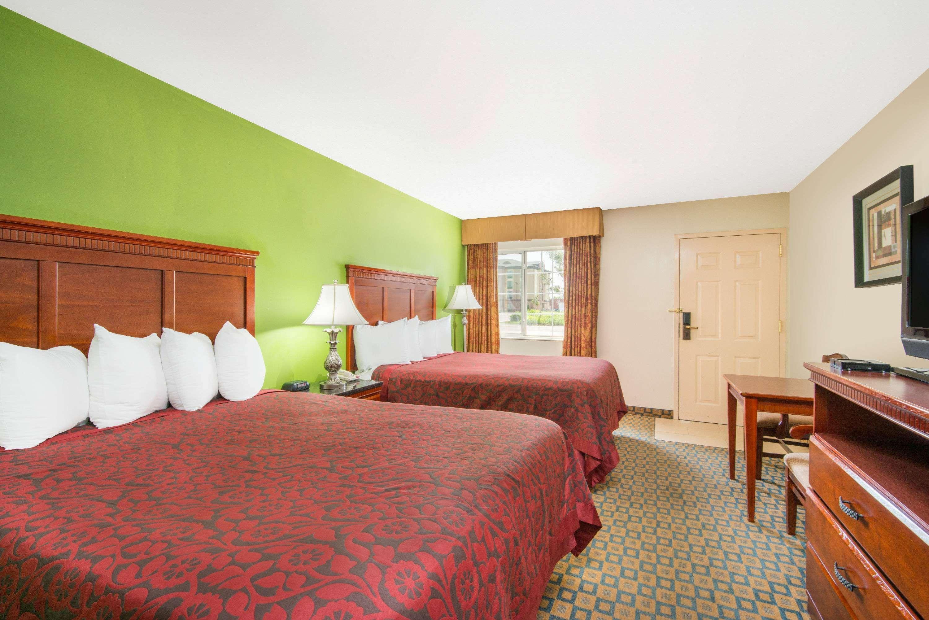 Days Inn & Suites By Wyndham Wichita Ngoại thất bức ảnh