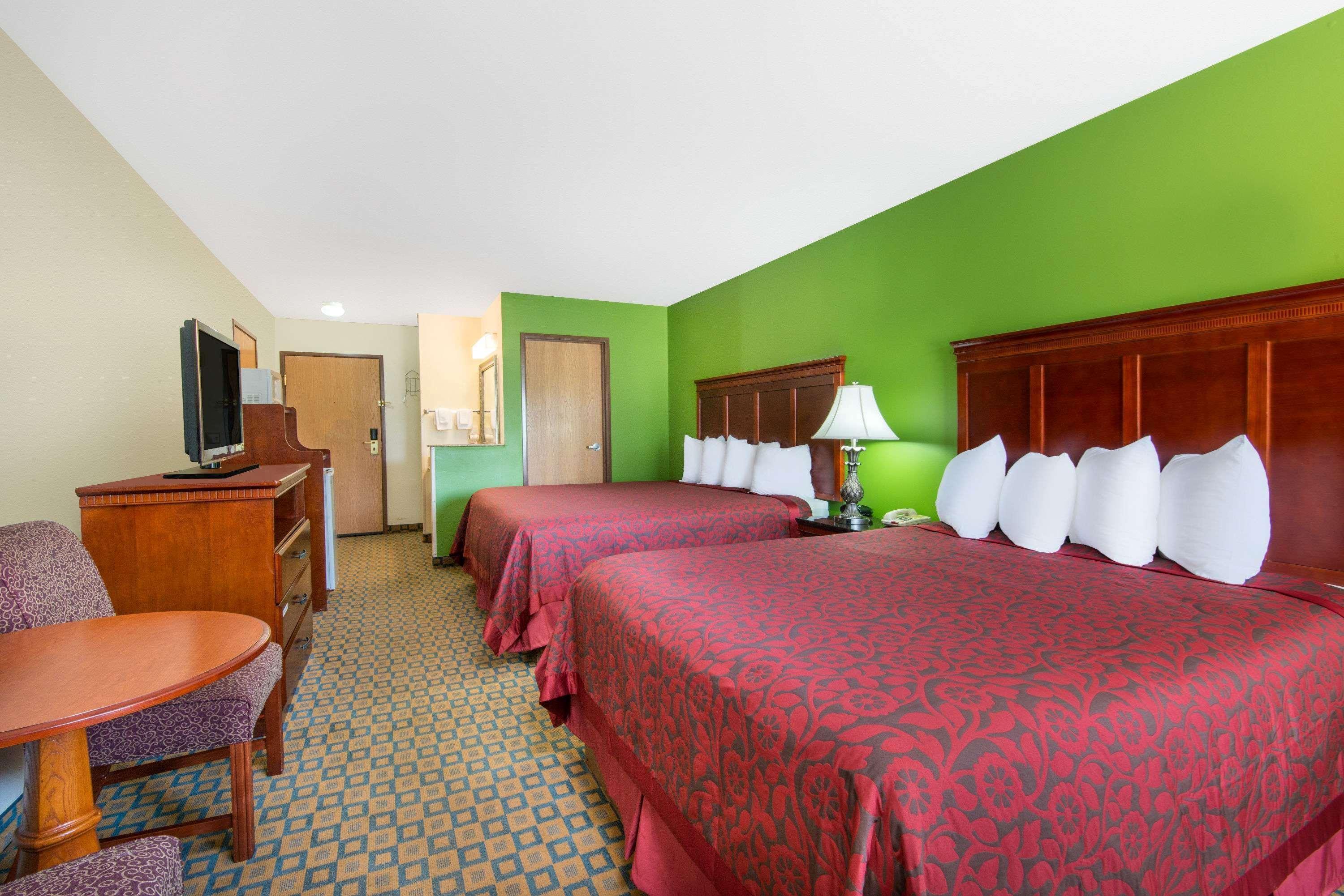 Days Inn & Suites By Wyndham Wichita Ngoại thất bức ảnh