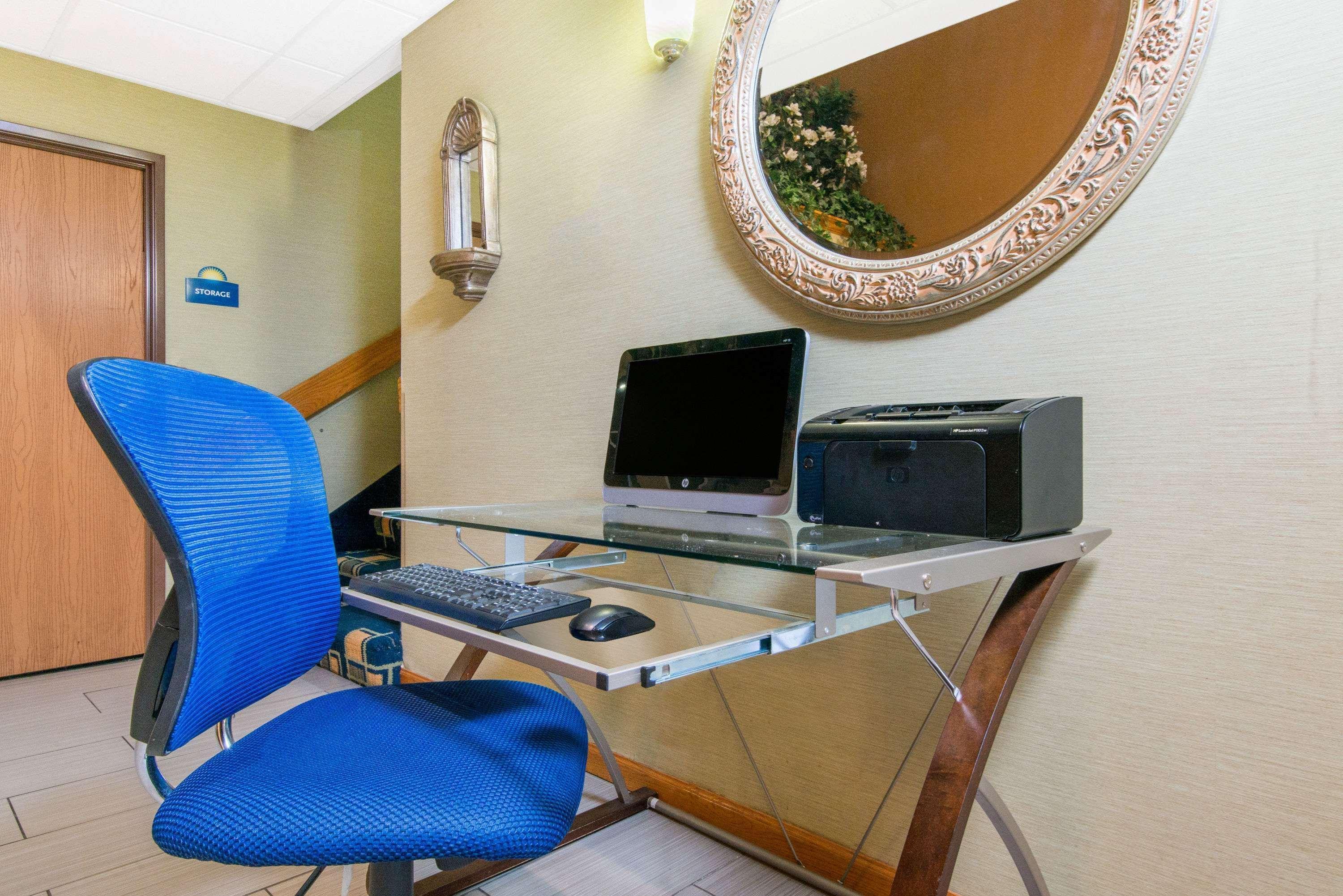 Days Inn & Suites By Wyndham Wichita Ngoại thất bức ảnh
