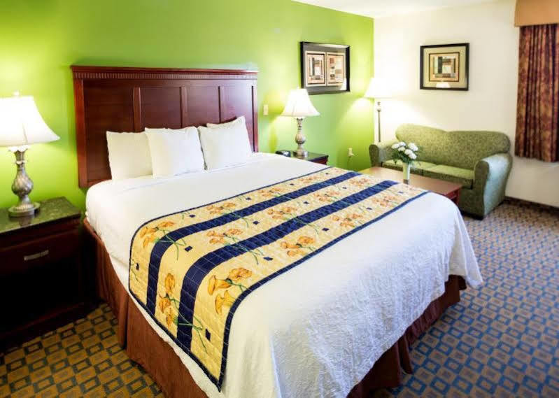 Days Inn & Suites By Wyndham Wichita Ngoại thất bức ảnh