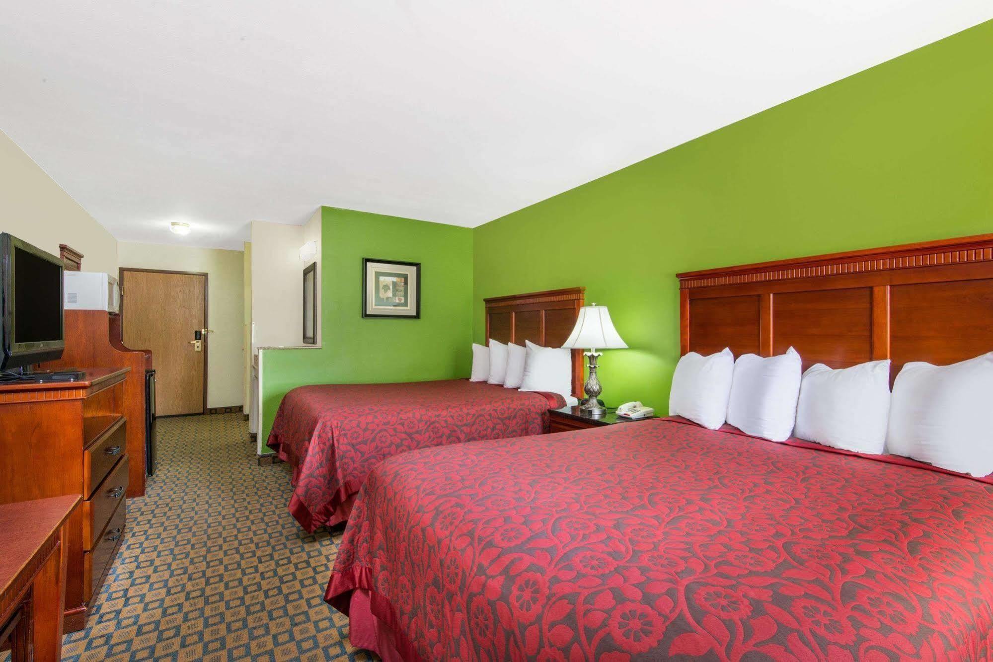 Days Inn & Suites By Wyndham Wichita Ngoại thất bức ảnh