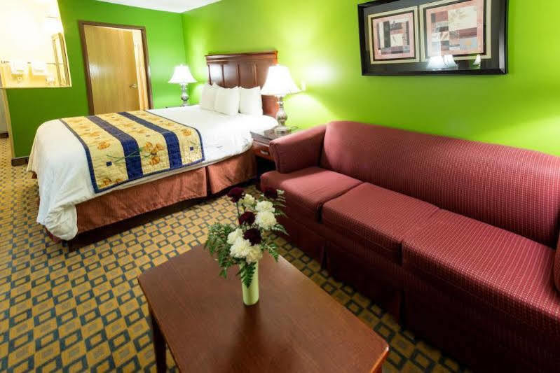 Days Inn & Suites By Wyndham Wichita Ngoại thất bức ảnh