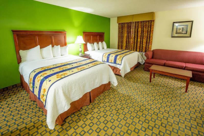 Days Inn & Suites By Wyndham Wichita Ngoại thất bức ảnh