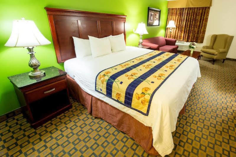 Days Inn & Suites By Wyndham Wichita Ngoại thất bức ảnh