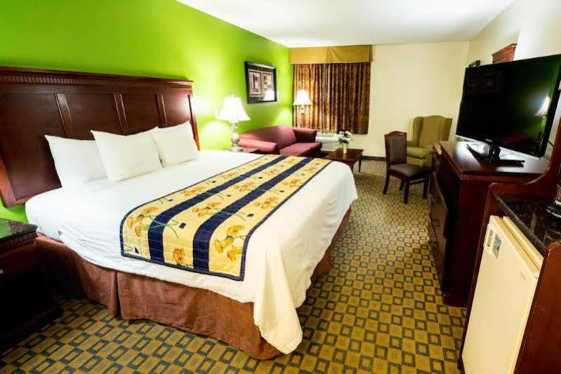 Days Inn & Suites By Wyndham Wichita Ngoại thất bức ảnh